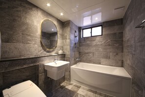 Twin Room (VIP) | Bathroom | Combined shower/bathtub, deep-soaking bathtub, free toiletries - Hotel Cheese (Busan)