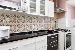Apartamento, para não fumantes | Cozinha privada | Geladeira, micro-ondas, cooktop, torradeira