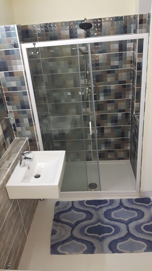 Traditional Room, Kitchen | Bathroom shower - Affittacamere da chris (Reggio Calabria)