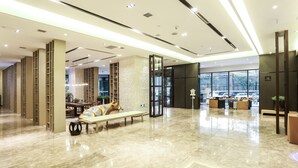 A spacious lobby with a high ceiling, a seating area with a bench, and a reception desk. - Atour S Hotel Chunxi Road Chengdu (Chengdu)