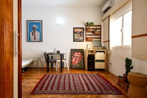 Apartamento, para não fumantes | Sala de estar | TV