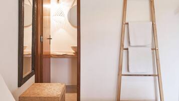 Quarto duplo standard, 1 cama Queen, acessível, para não fumantes | Ferros/tábuas de passar roupa, Wi-Fi de cortesia, roupa de cama