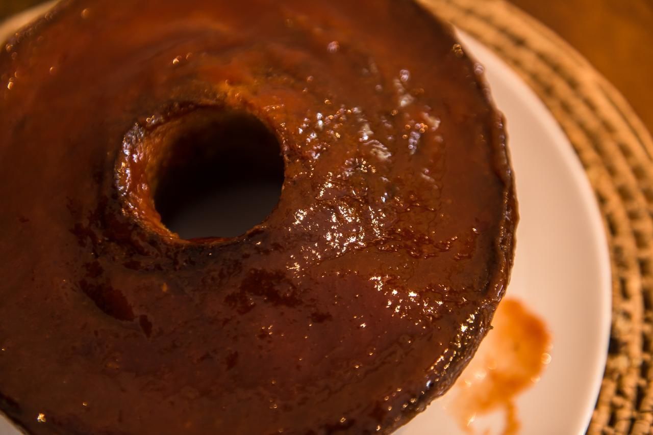 Primer plano de un postre glaseado sobre un plato.