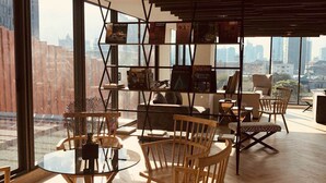 Library - C Ekkamai Boutique Condo (Bangkok)