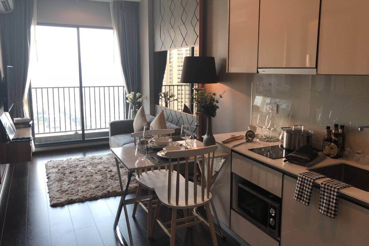 1 bedroom, premium bedding, blackout curtains, soundproofing