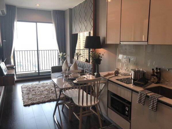 1 bedroom, premium bedding, individually decorated - C Ekkamai Boutique Condo (Bangkok)