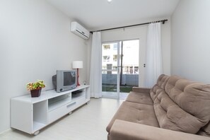Apartment, Multiple Beds | Living area | TV - Casa 2 quartos - 321 (Bombinhas)