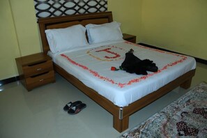 Doppelzimmer, 1 King-Bett, barrierefrei, Bergblick | Schreibtisch, kostenloses WLAN, Bettwäsche, Rollstuhlgeeignet