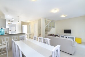 In-room dining - Casa 3 quartos - 281 (Bombinhas)