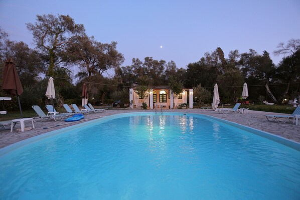 Piscina externa sazonal, funciona das 11h às 20h, guarda-sóis