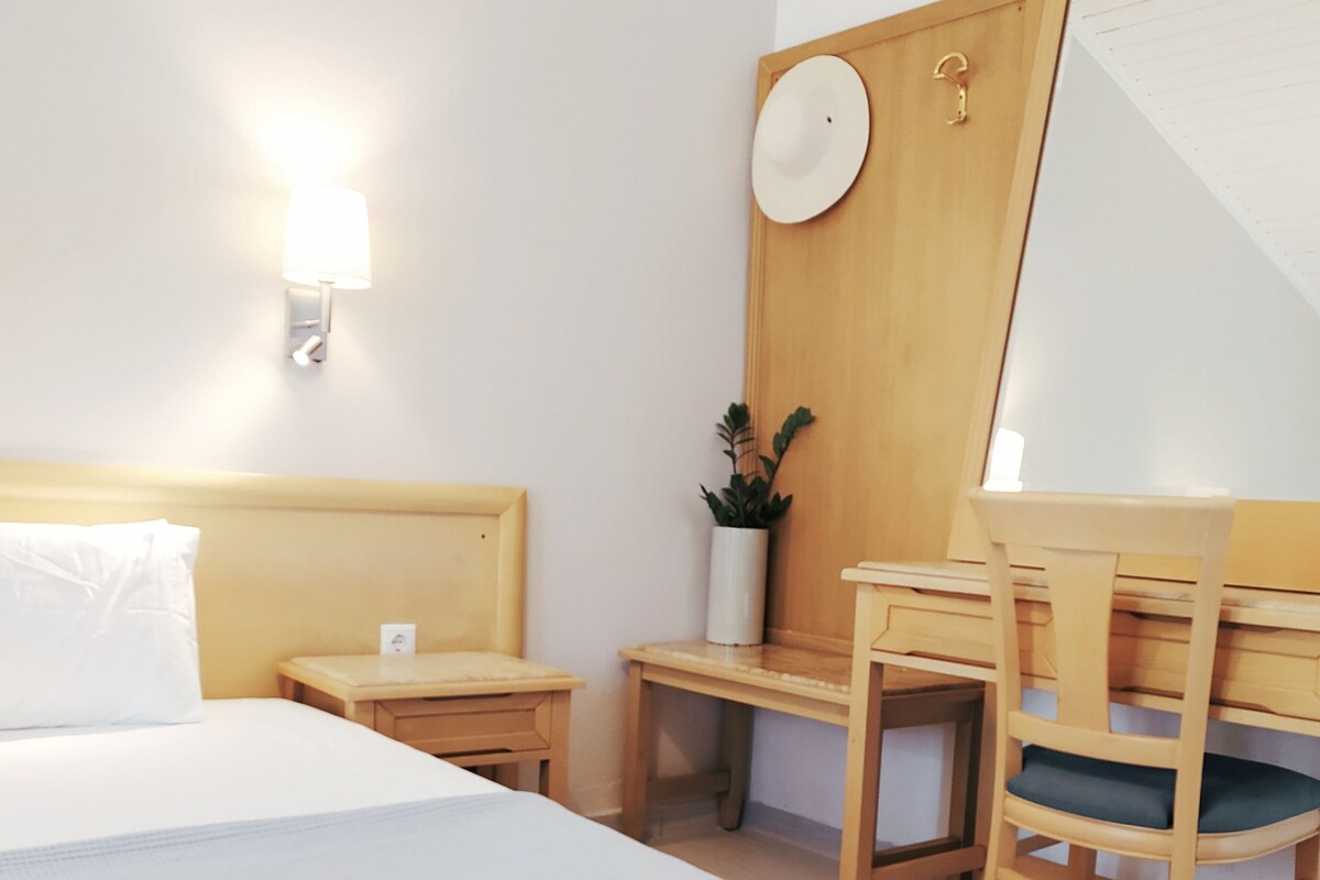 2 kamar tidur, brankas, tirai kedap cahaya, dan kedap suara
