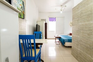 مكتب ومكواة/لوح كي وواي فاي مجانًا وملاءات أسرّة