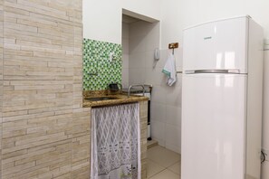 Apartamento, 1 cama de casal, para não fumantes | Cozinha privada | Geladeira, micro-ondas, fogão, cooktop