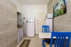 Apartamento, 1 cama de casal, para não fumantes | Sala de estar | TV