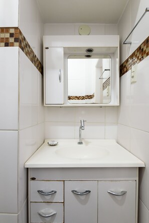 Apartamento, 1 cama de casal, para não fumantes | Banheiro | Chuveiro, produtos de toalete grátis, toalhas de banho, papel higiênico