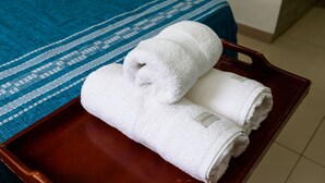 A wooden tray with two neatly folded white towels on a blue patterned bedspread. - Omar do Rio - PM408 (Rio de Janeiro)
