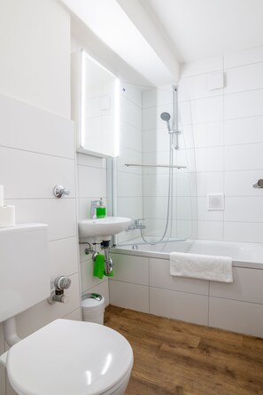Komfortbadewanne, Haartrockner, Handtücher, Toilettenpapier