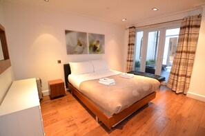 Comfort appartement, meerdere bedden, niet-roken, uitzicht op park | Een strijkplank/strijkijzer, gratis wifi, beddengoed