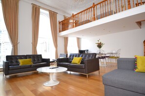 Departamento de lujo, varias camas, para no fumadores, vista a la ciudad | Sala de estar | Televisión