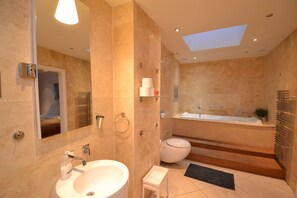 Departamento Confort, varias camas, para no fumadores, vista al parque | Baño | Toallas