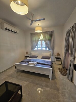 4 Schlafzimmer, Schreibtisch, Bügeleisen/Bügelbrett, WLAN