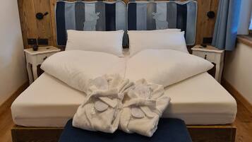 Standard Double or Twin Room, Non Smoking | In-room safe, desk, blackout drapes, soundproofing