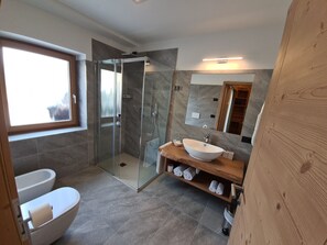 Superior Double or Twin Room | Bathroom | Shower, hair dryer, bidet, towels - Hotel Piedibosco (Moena)