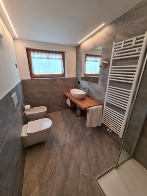Quarto triplo standard, várias camas, para não fumantes | Banheiro | Chuveiro, secador de cabelo, bidê, toalhas de banho
