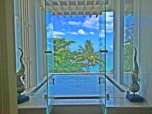 Luxurious Seafront  2 brm Penthouse with Spectacular views / unique design 