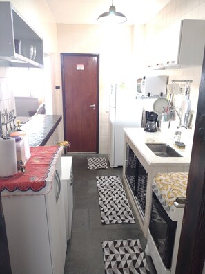 Refrigerador, horno, parrilla de estufa y cafetera y tetera 