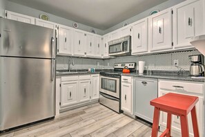 Fridge, microwave, stovetop, dishwasher