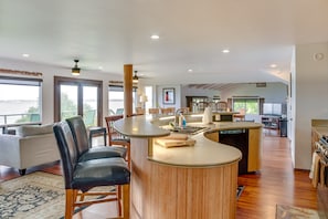 Fridge, microwave, stovetop, dishwasher