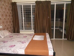 2 عدّة غرف نوم وخزنة داخل الغرفة ومكواة/لوح كي وملاءات أسرّة