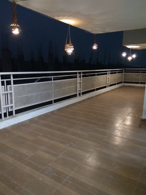 المنطقة المحيطة بالمنشأة