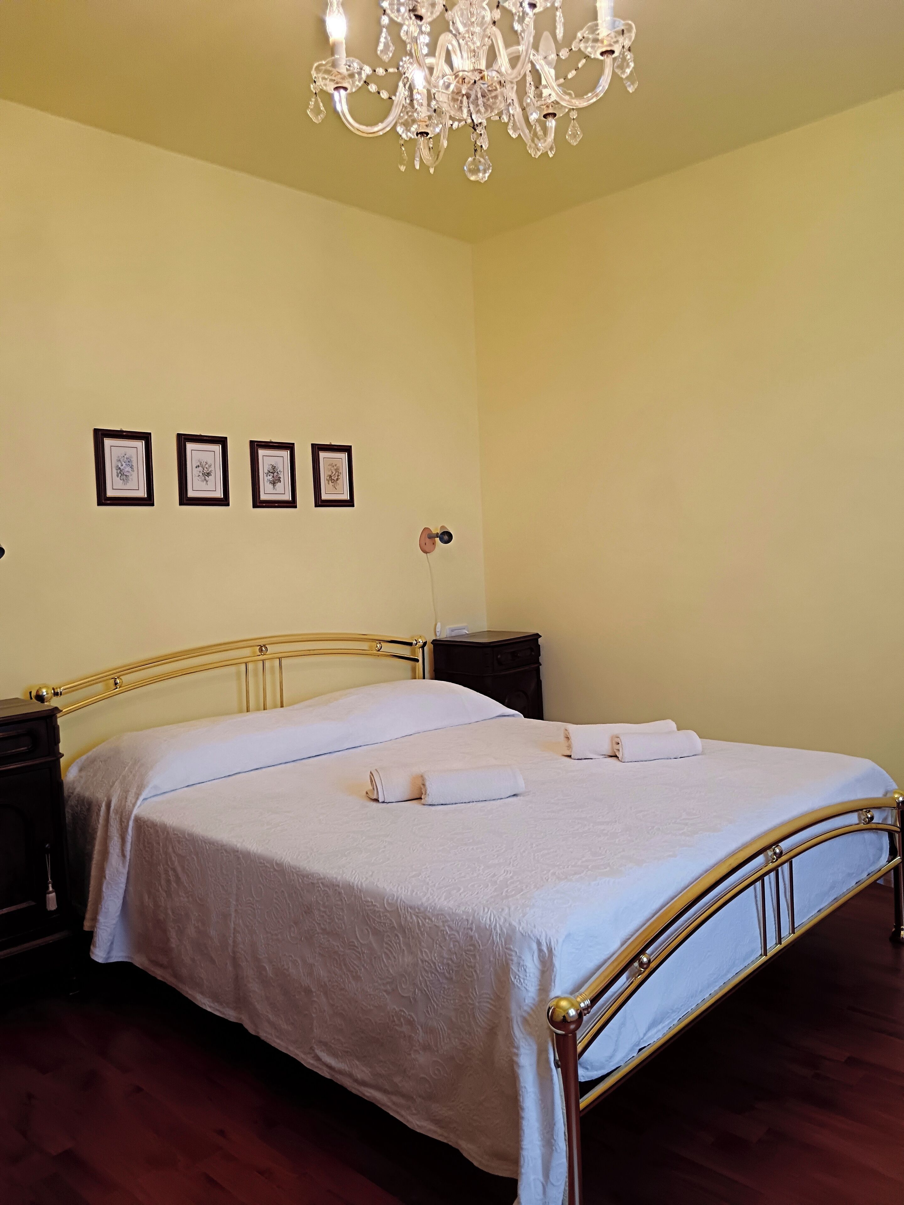 2 quartos, ferros/tábuas de passar roupa, berço de viagem