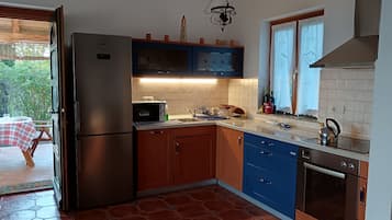 Jääkaappi, mikroaaltouuni, uuni, liesi