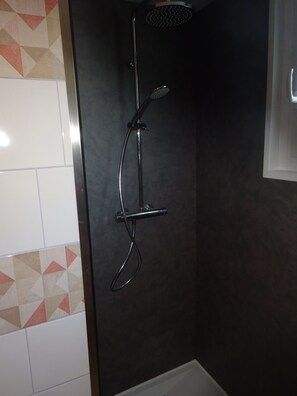 Dusche, Whirlpool, Haartrockner, Toilettenpapier
