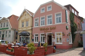 A building with a sign for 'Wetting Hotel Restaurant' and a visible entrance.