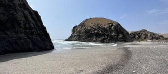 Koselig hus med stor terrasse og hage veldig nær sjøen