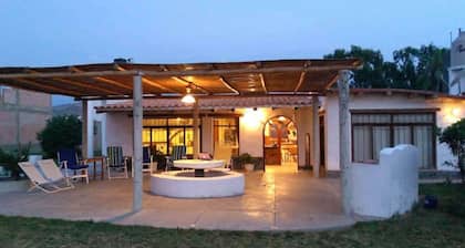 Maison confortable avec grande terrasse et jardin trĂšs proche de la mer