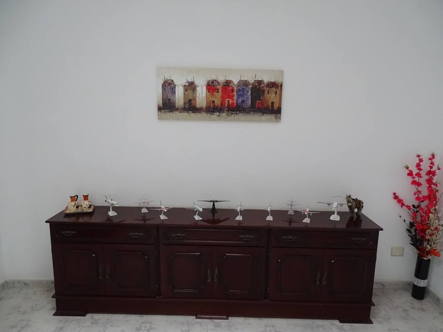 Un mueble de madera oscura con varios cajones y una pequeña repisa superior.