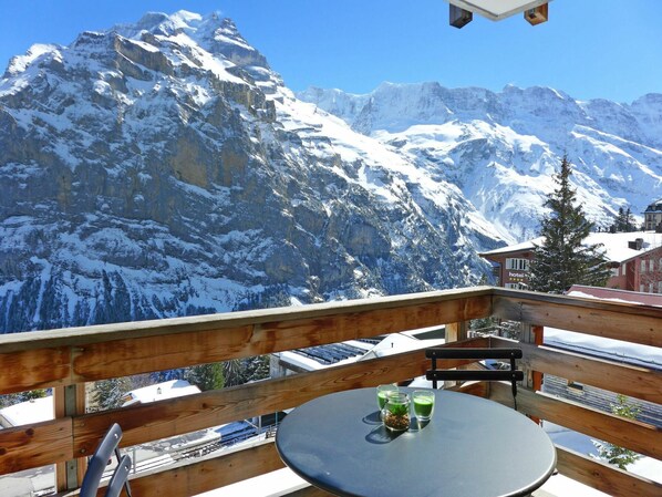 Outdoor dining - Cosy apartment for 10 people with WIFI, TV and balcony (Mürren)