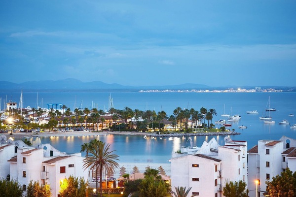 Gebäude, Azurblau, Schwimmbad, Himmel, Schatten, Baum, Wasser, Rechteck, Urban Design, Gartenmöbel