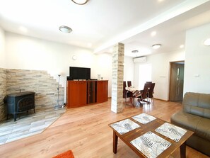 Smart TV, fireplace, video games, DVD player