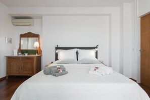 Travel cot, free WiFi, bed sheets