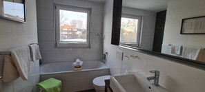 Dusche, Handtücher, Toilettenpapier