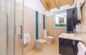 Ensemble douche/baignoire, sĂšche-cheveux, bidet, serviettes fournies