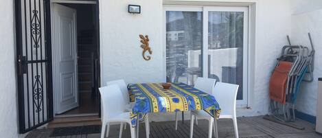 تناول الطعام بالخارج