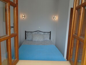 2 bedrooms, iron/ironing board, internet, bed sheets