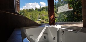 Superior Studio Suite, 1 King Bed | Jetted tub - Bambulodge (Pucón)
